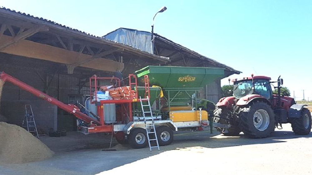 Superior lance un modèle d’aplatisseur dérivé de son Super 16 avec un châssis rallongé et un double essieu. © Superior